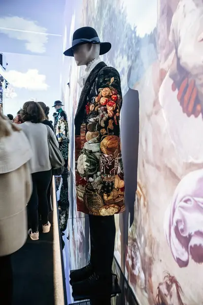 Paris, Fransa - 23 Şubat 2025: Grand Palais 'de Dolce Gabbana sergisi, ilk defa lüks moda evinin benzersiz eserlerini bir araya getirdi.