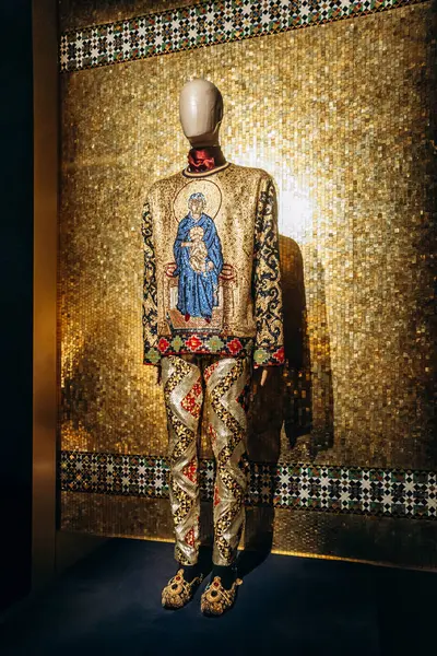 Paris, Fransa - 23 Şubat 2025: Grand Palais 'de Dolce Gabbana sergisi, ilk defa lüks moda evinin benzersiz eserlerini bir araya getirdi.