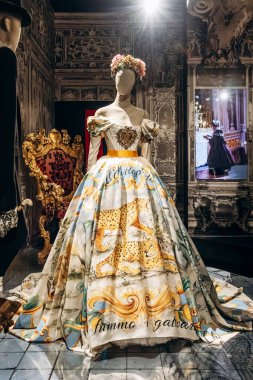 Paris, Fransa - 23 Şubat 2025: Grand Palais 'de Dolce Gabbana sergisi, ilk defa lüks moda evinin benzersiz eserlerini bir araya getirdi.