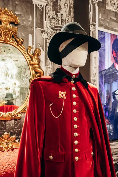 Paris, Fransa - 23 Şubat 2025: Grand Palais 'de Dolce Gabbana sergisi, ilk defa lüks moda evinin benzersiz eserlerini bir araya getirdi.