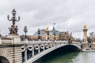Paris, Fransa - 22 Şubat 2025: Paris 'teki ünlü Alexandre III Köprüsü
