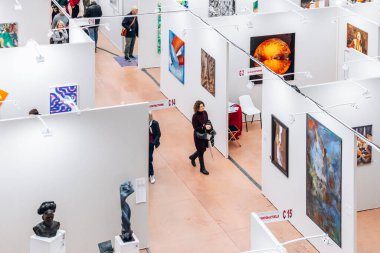 Paris, Fransa - 22 Şubat 2025: Le Salon des Artistes Francais 2025 - Colbert döneminden beri Grand Palais 'te kurulan tarihi sanat sergisi
