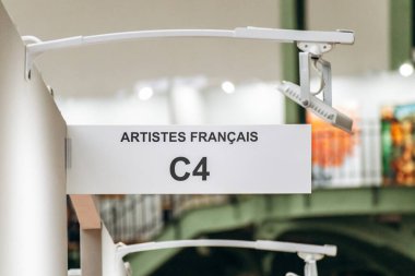 Paris, Fransa - 22 Şubat 2025: Le Salon des Artistes Francais 2025, Grand Palais 'teki tarihi sanat sergisi
