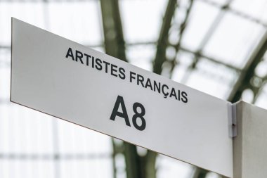 Paris, Fransa - 22 Şubat 2025: Le Salon des Artistes Francais 2025, Grand Palais 'teki tarihi sanat sergisi