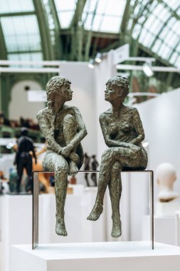 Paris, Fransa - 22 Şubat 2025: Le Salon des Artistes Francais 2025, Grand Palais 'teki tarihi sanat sergisi.