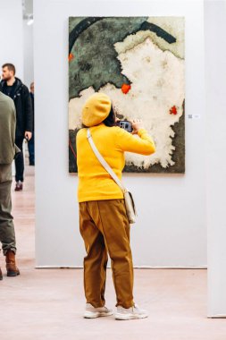 Paris, Fransa - 22 Şubat 2025: Le Salon des Artistes Francais 2025, Colbert döneminden bu yana Grand Palais 'te kurulan tarihi sanat sergisi