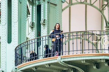 Paris, Fransa - 22 Şubat 2025: Le Salon des Artistes Francais 2025, Colbert döneminden bu yana Grand Palais 'te kurulan tarihi sanat sergisi