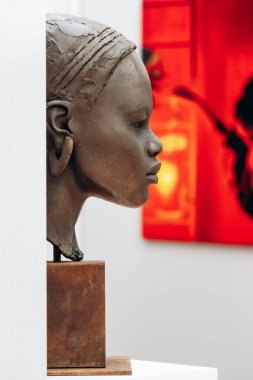 Paris, Fransa - 22 Şubat 2025: Le Salon des Artistes Francais 2025, Grand Palais 'teki tarihi sanat sergisi.