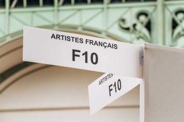 Paris, Fransa - 22 Şubat 2025: Le Salon des Artistes Francais 2025, Grand Palais 'teki tarihi sanat sergisi