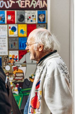 Paris, Fransa - 22 Şubat 2025: Le Salon des Artistes Francais 2025 'teki sanatçı, Grand Palais' deki tarihi sanat sergisi,.