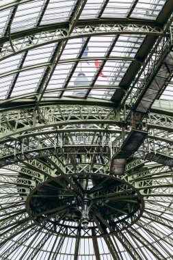 Paris, Fransa - 22 Şubat 2025: Paris Grand Palais 'in ünlü cam tavanı (verriere), içeriden görüldü