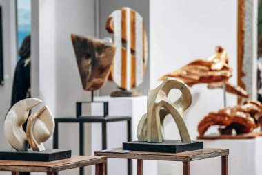 Paris, Fransa - 22 Şubat 2025: Le Salon des Artistes Francais 2025, Grand Palais 'teki tarihi sanat sergisi.