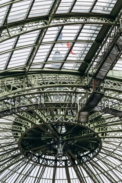 Paris, Fransa - 22 Şubat 2025: Paris Grand Palais 'in ünlü cam tavanı (verriere), içeriden görüldü