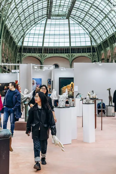 Paris, Fransa - 22 Şubat 2025: Le Salon des Artistes Francais 2025 - Colbert döneminden beri Grand Palais 'te kurulan tarihi sanat sergisi