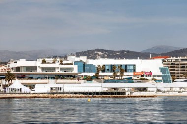 Cannes, Fransa - 8 Mart 2025: Croisette rıhtımındaki Palais des Festivals ve lüks oteller.