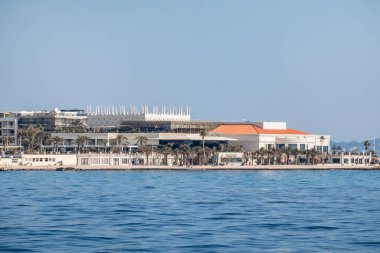 Cannes, Fransa - 8 Mart 2025: Palm Beach Cannes lüks kompleksi ve Pointe Croisette sahilindeki özel plaj