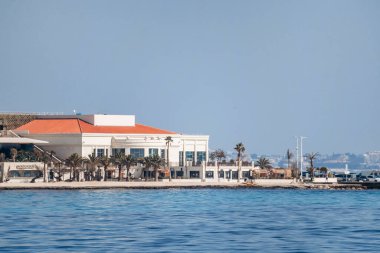 Cannes, Fransa - 8 Mart 2025: Palm Beach Cannes lüks kompleksi ve Pointe Croisette sahilindeki özel plaj