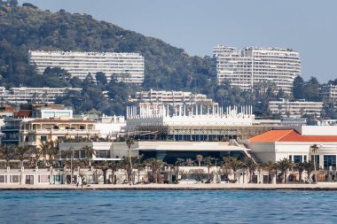 Cannes, Fransa - 8 Mart 2025: Palm Beach Cannes lüks kompleksi ve Pointe Croisette sahilindeki özel plaj