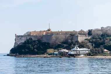 Sainte-Marguerite Adası 'ndaki Royal Kalesi denizden izleniyor..