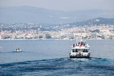 Cannes, Fransa - 8 Mart 2025: Sainte-Marguerite Adası 'ndan Cannes şehrine giden yolcu feribotu