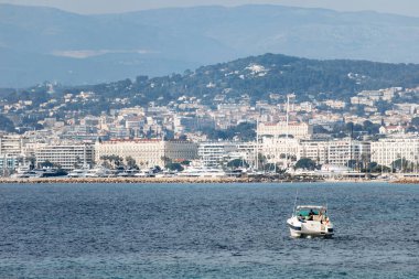 Cannes şehrinin panoramik manzarası ve Sainte-Marguerite Adası 'ndan dağlar.