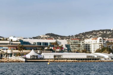 Cannes, Fransa - 8 Mart 2025: Croisette rıhtımındaki Palais des Festivals ve lüks oteller.