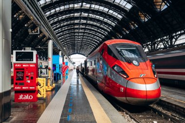 Milan, İtalya - 19 Mart 2025: Milano Centrale tren istasyonunda yüksek hızlı tren