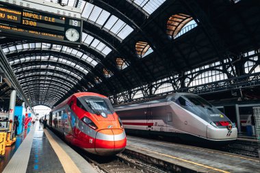 Milan, İtalya - 19 Mart 2025: Milano Centrale tren istasyonunda yüksek hızlı tren