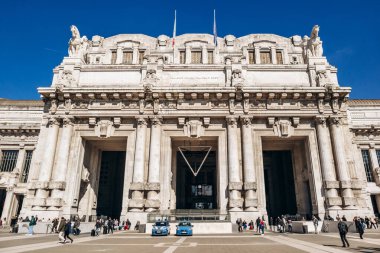 Milan, İtalya - 19 Mart 2025: Milano Merkez İstasyonu Neoklasik mimari ve heykellerle ön cephe