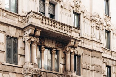 Milano 'nun merkezinde sütunlar ve balkonlarla süslü cephe ayrıntıları