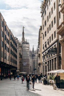 Milan, İtalya - 19 Mart 2025: Corso Vittorio Emanuele II Duomo di Milano şehir merkezinde