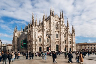 Milan, İtalya - 19 Mart 2025: Duomo di Milano Gotik mermer cephe Piazza del Duomo 'daki kule ve heykellerle