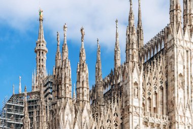 Duomo di Milano Gotik cephe kuleleri ve altın Madonnina heykeli
