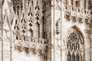 Duomo di Milano süslü gotik mermer cephe heykeller ve kemerli pencerelerle