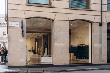 Milan, İtalya - 19 Mart 2025: Milano 'nun orta kesimindeki Via Monte di Pieta' daki Rick Owens butiğinin dış görünüşü, minimalist vitrinler ve içinde lüks moda koleksiyonları görülebilir.