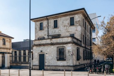 Milan, İtalya - 19 Mart 2025: Fondazione Prada Milano 'daki yıpranmış sıva ve giriş kapısı ile tarihi cadde cephesi