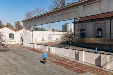 Milan, İtalya - 19 Mart 2025: OMA tarafından restore edilmiş sanayi binaları ve modern mimari ile Fondazione Prada avlusu