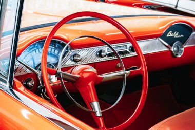 Milan, İtalya - 19 Mart 2025: Fondazione Prada 'da klasik kırmızı Chevrolet Bel Air klasik araba sergisi