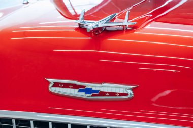 Milan, İtalya - 19 Mart 2025: Fondazione Prada 'da klasik kırmızı Chevrolet Bel Air klasik araba sergisi