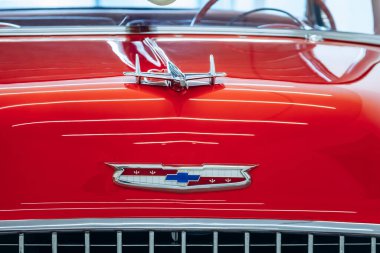 Milan, İtalya - 19 Mart 2025: Fondazione Prada 'da klasik kırmızı Chevrolet Bel Air klasik araba sergisi