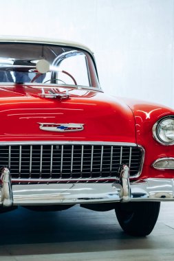 Milan, İtalya - 19 Mart 2025: Fondazione Prada 'da klasik kırmızı Chevrolet Bel Air klasik araba sergisi