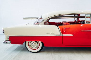 Milan, İtalya - 19 Mart 2025: Fondazione Prada 'da klasik kırmızı Chevrolet Bel Air klasik araba sergisi