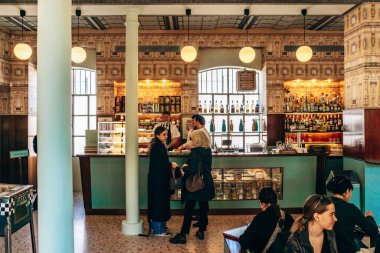 Milan, İtalya - 19 Mart 2025: Fondazione Prada 'da Bar Luce iç mimarisi Wes Anderson tarafından tasarlandı