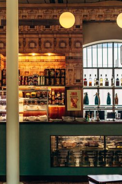 Milan, İtalya - 19 Mart 2025: Fondazione Prada 'da Bar Luce iç mimarisi Wes Anderson tarafından tasarlandı