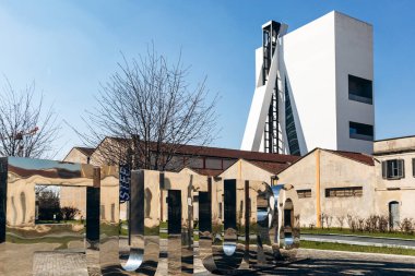 Milan, İtalya - 19 Mart 2025: Milano 'da Fondazione Prada' nın çağdaş ve tarihi mimarisi, ikonik altın kaplı Perili Ev, modern Torre ve sanayi binaları restore edildi