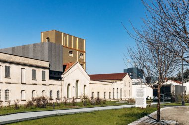 Milan, İtalya - 19 Mart 2025: Milano 'da Fondazione Prada' nın çağdaş ve tarihi mimarisi, ikonik altın kaplı Perili Ev, modern Torre ve sanayi binaları restore edildi