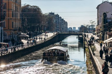 Milan, İtalya - 19 Mart 2025: Milano, İtalya 'da Navigli Kanalları ve Köprüleri