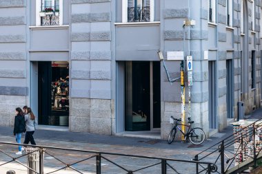 Milan, İtalya - 19 Mart 2025: Milano Centrale 'nin, açık mavi gökyüzünün altında, kanatlı bir at ve insan figürü de dahil olmak üzere, ayrıntılı heykellerle dolu anıtsal taş cephesinin yakın çekimi.