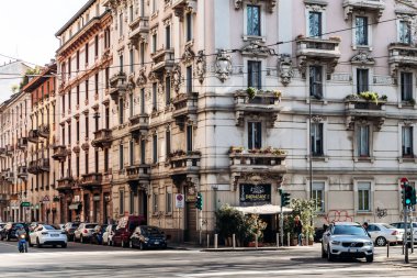 Milan, İtalya - 19 Mart 2025: Milano Merkez İstasyonu yakınlarındaki Via Vittor Pisani 'de tarihi cepheler ve sokak sahneleri süsleyin