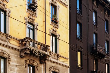 Milan, İtalya - 19 Mart 2025: Milano Merkez İstasyonu yakınlarındaki siyah cephe oteli ve tramvay kablolu tarihi binalar